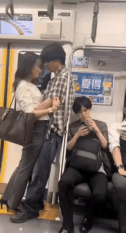 兄弟，你后面有人！情侣逛街遇情侣秀恩爱是什么感觉