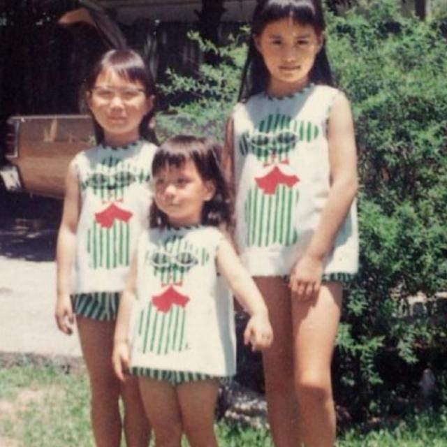 赌王家族里，看着最慈眉善目的何超蕸，小时候是混血感最强的那一个，年纪大了以后