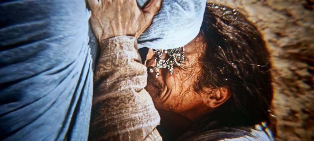 都说陈丽君降维打击，可梁家辉一个眼神，你就知道什么叫真功夫。他往台上一站，眉头