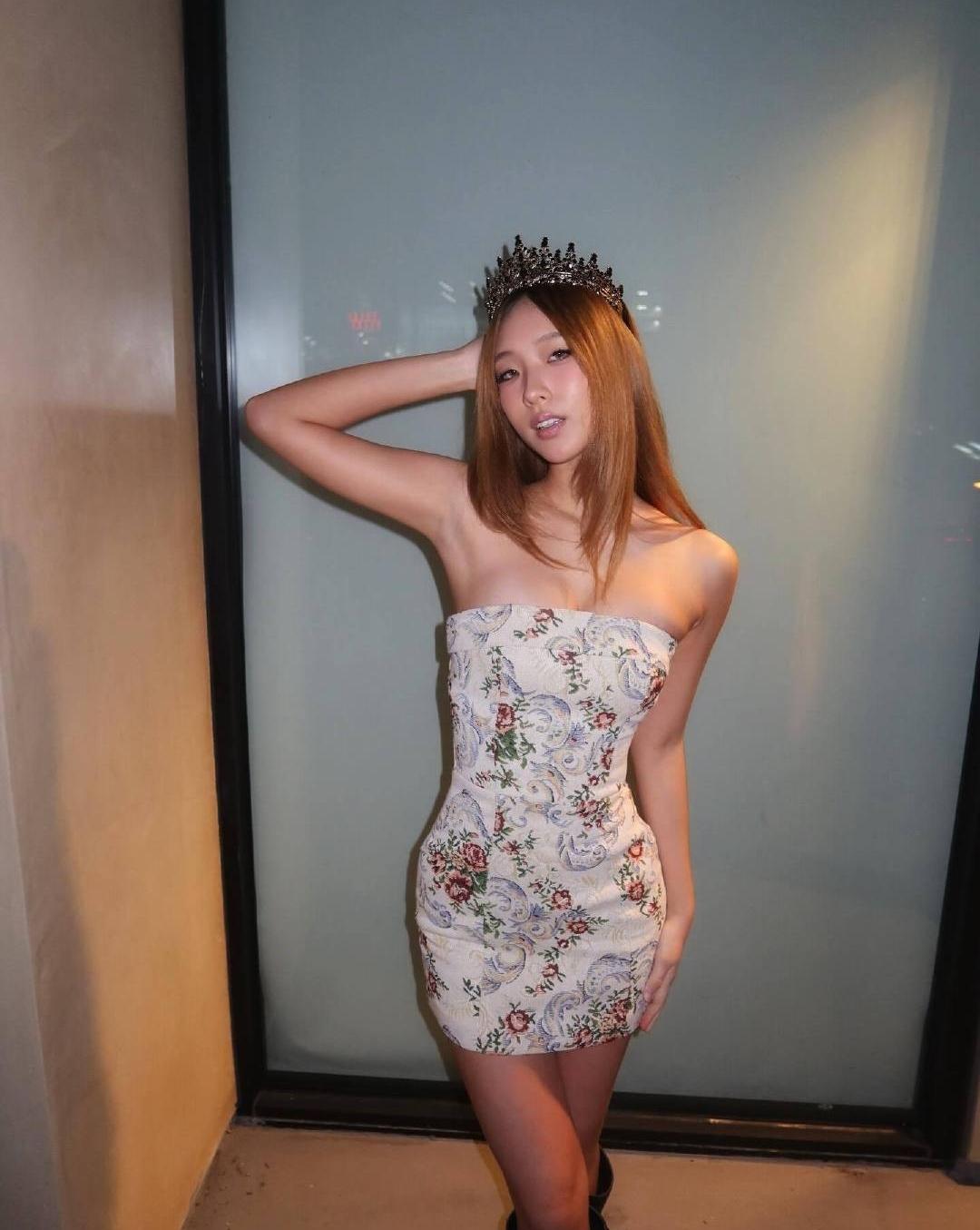 小s大女儿elly美国留学，在网上晒自己的性感自拍照片展示身材。有一说一，小姑