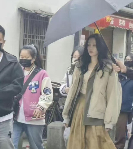 迪丽热巴现实中这么吓人的啊！？！！一直觉得她很漂亮是个浓颜系美女没想到现实生图更