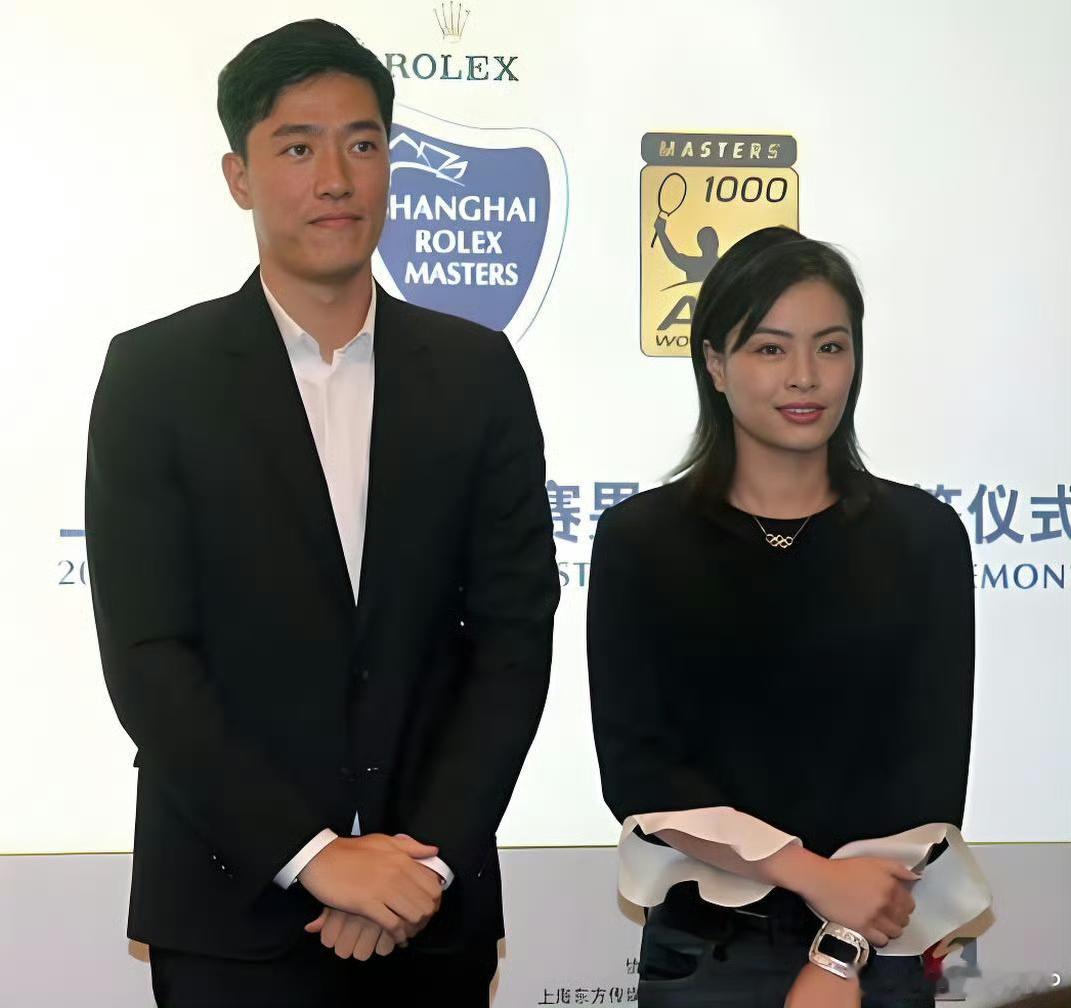 刘翔、吴敏霞这两位奥运冠军退役安置的情况有些类似：他（她）们先后都曾担任过上海市体育局团委副书记，刘