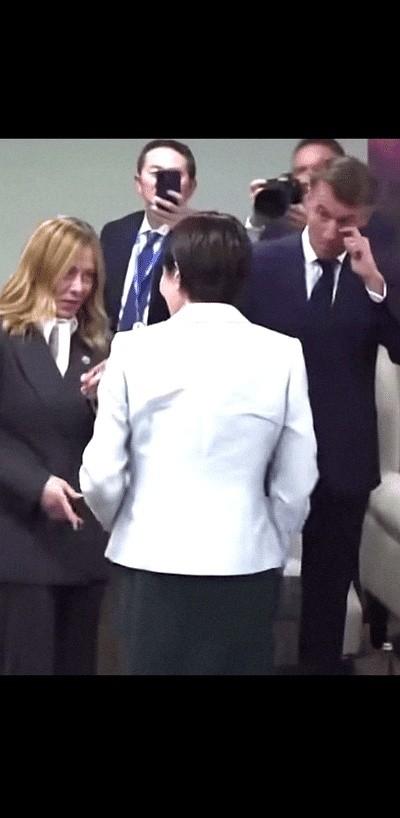 高市与梅洛尼打招呼的姿势，让马克龙“刮目相看”。他将两手背到身后，与这位女士保