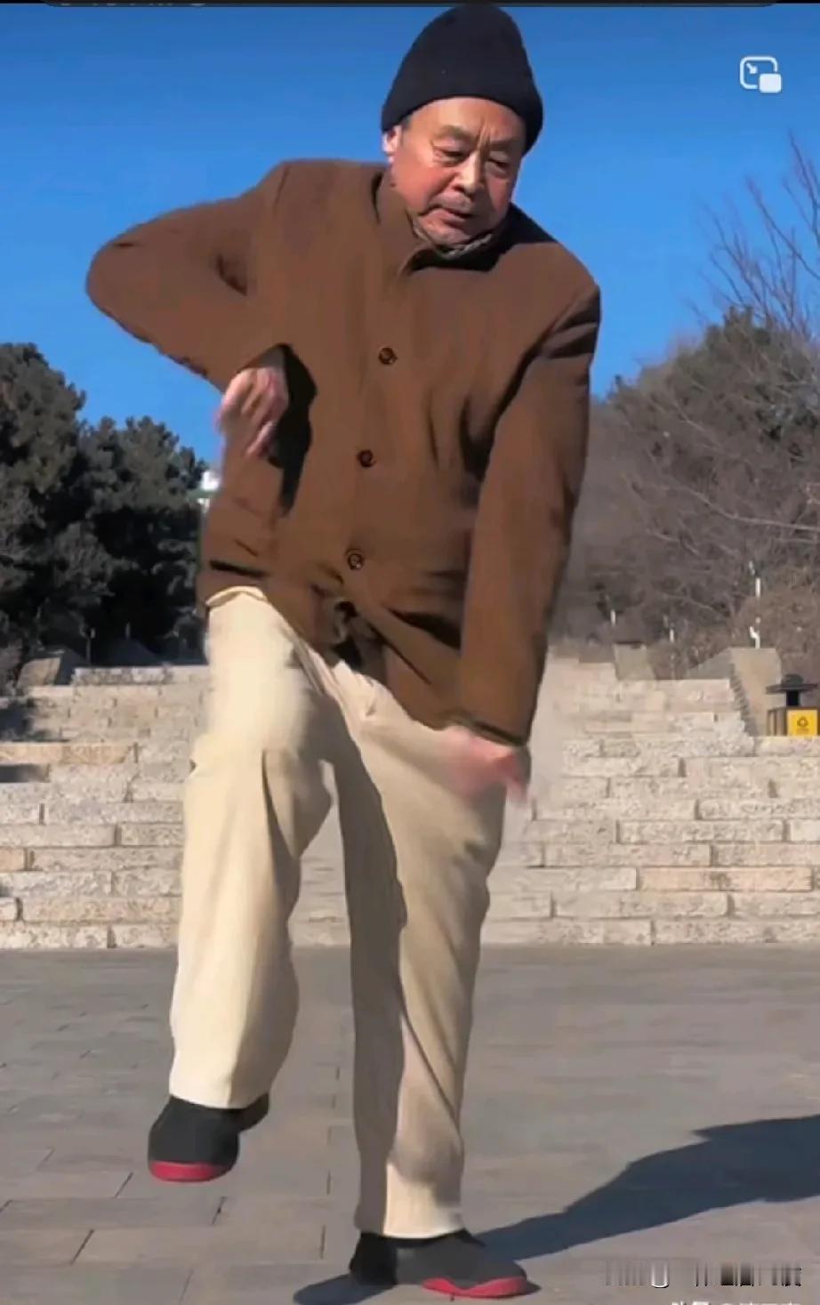 谁能从专业的角度评判一下，马保国老师的五连鞭和李明轩的二摆舞，谁的艺术水平更高一