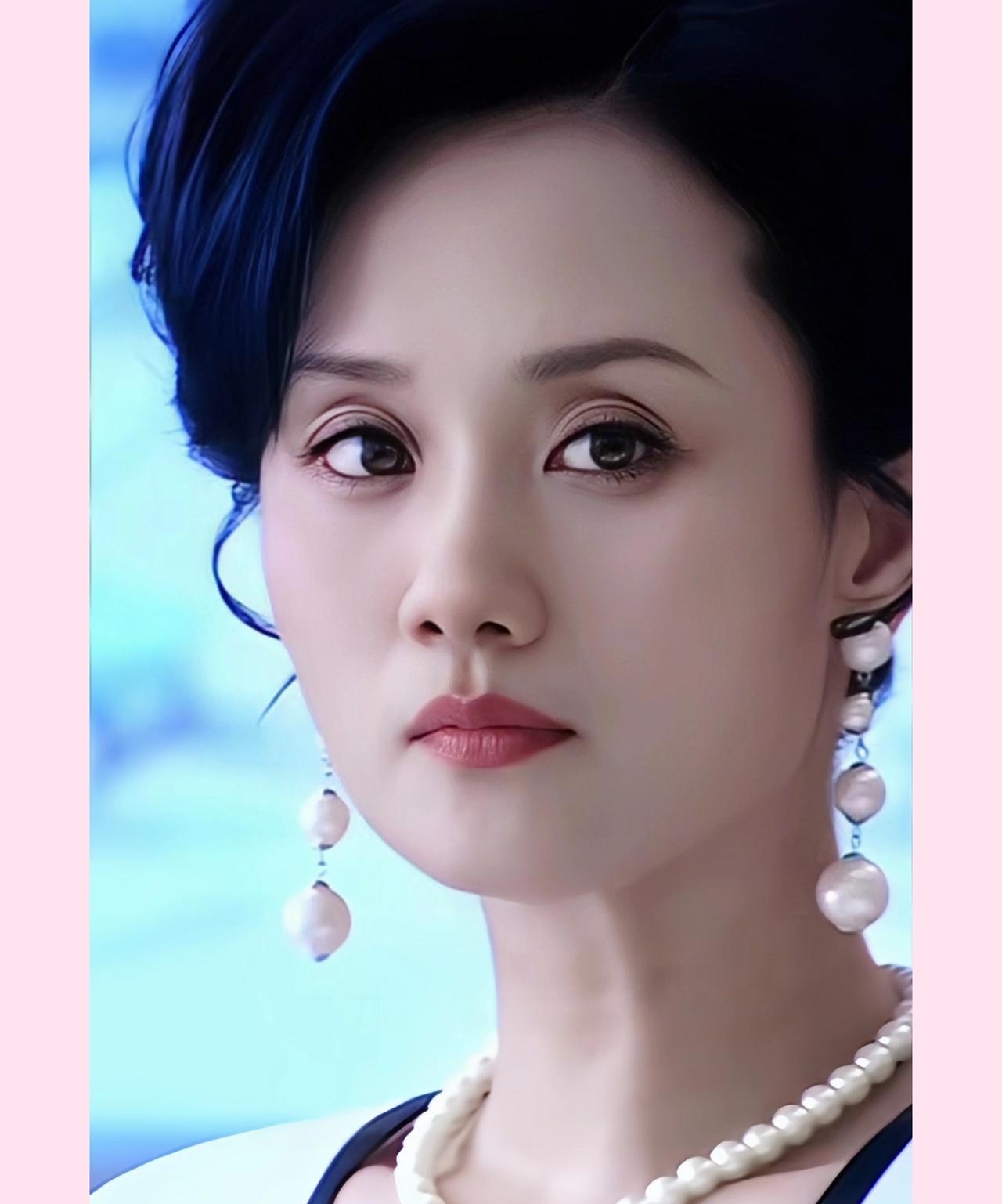 东方冷艳美人李颖，一颦一笑间尽显温婉风姿，一举一动中透着典雅韵味。她宛如从古韵画