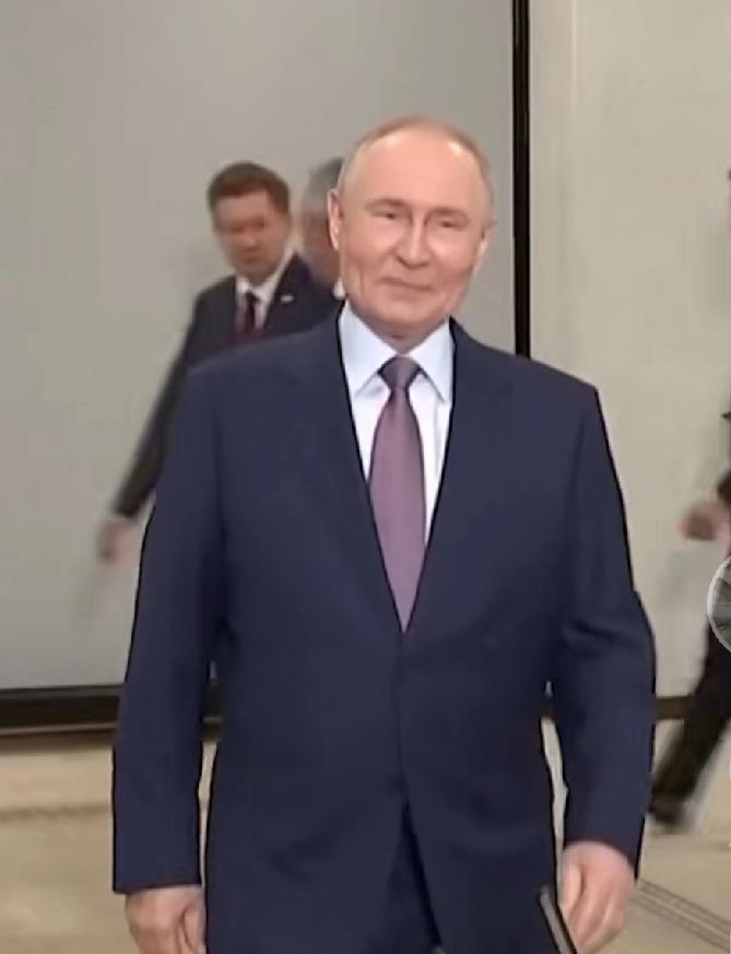 世界现在是中国三国时代，美国是魏国，欧盟是蜀国，中俄是东吴，现在谁也不敢动谁。普