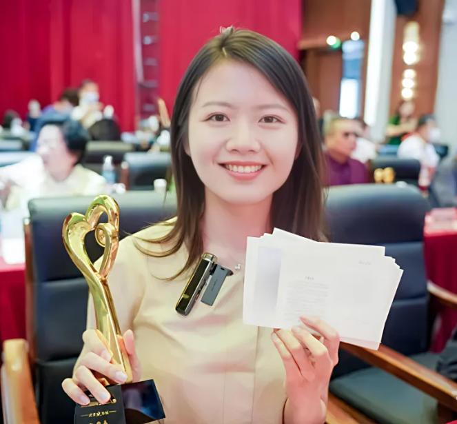 江梦南，1992年出生于湖南郴州宜章县。半岁失聪，615分考入吉林大学，后来一路