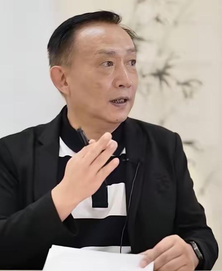 有人曾想把我们喝的水、用的电、上的网，打包卖给资本。还生怕我们看懂，特地用英文写
