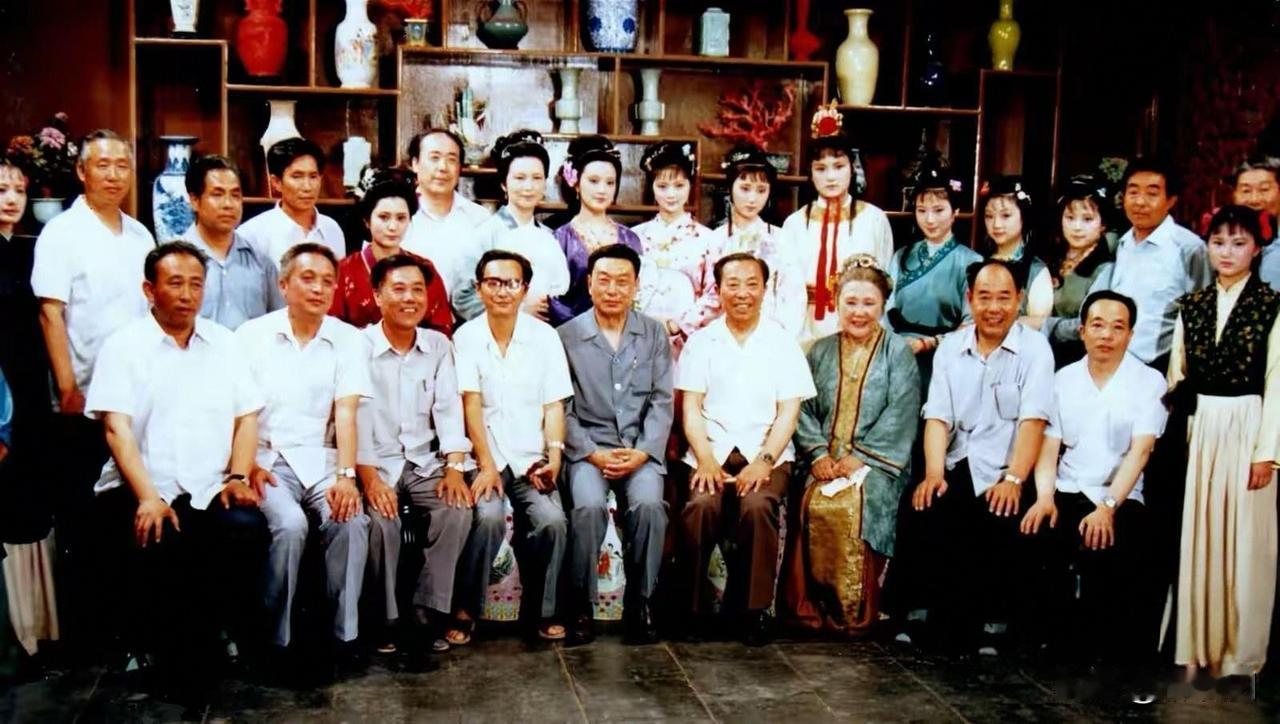 邓婕真的没吹牛，他被领导人接见过，而且还握手聊天。据悉，邓婕她毕业于四川省川