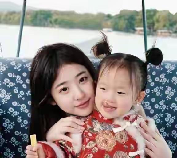 黄一鸣自曝大四实习期怀孕：聚光灯下的选择与背后的多重叩问当黄一鸣勇敢揭示自己在