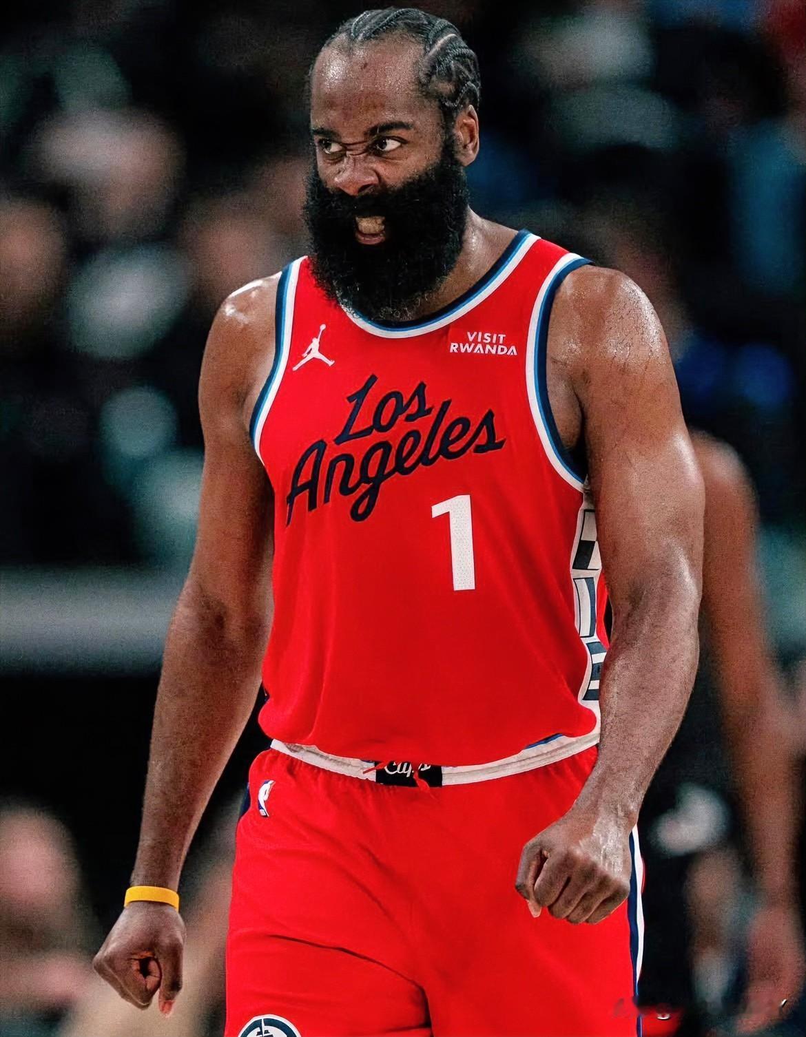 今晚NBA最开心的就是哈登，不是快船轻松战胜篮网，而是他再得34分就能超越