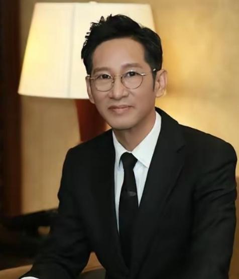 演员王劲松，今年五十八，无儿无女，没有结过婚。八位数的合约，而他出门买菜用布袋，