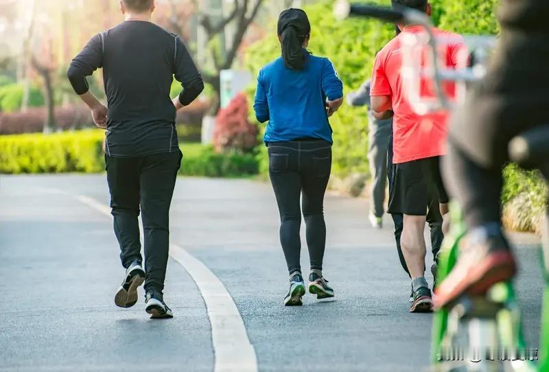 冬天开启每日晨跑模式，实在太酷了。我也曾为了减肥，坚持每天晨跑。若想通过跑步快速