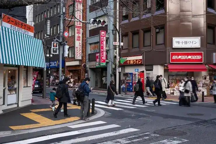 有位居住日本多年的华裔曾直言："说白了，倘若中日果真发生冲突，中国不见得是日本的