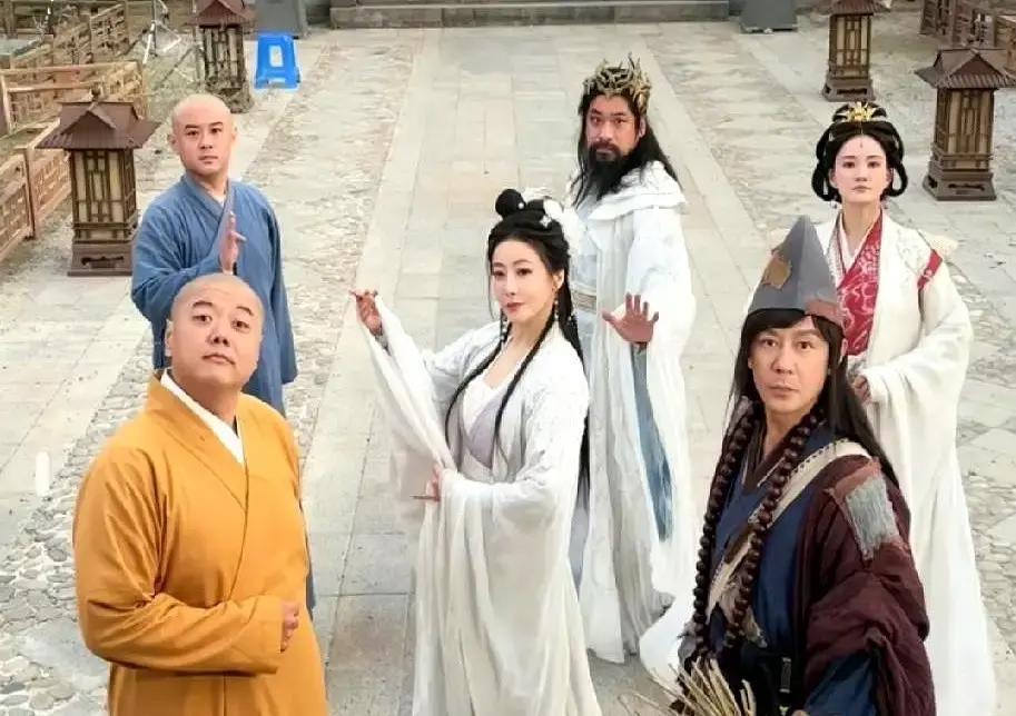 别再问陈浩民为什么只演济公了。不是他选角色，是角色在选他。新版《活佛济公》