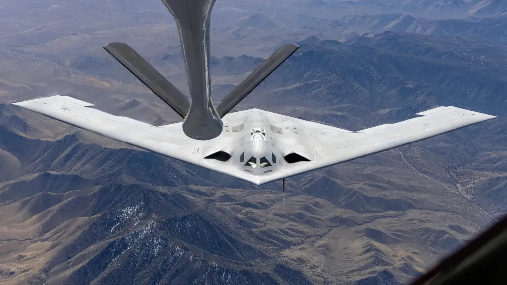 美国空军已正式决定，B-21突袭者隐形轰炸机将采用双飞行员机组配置，这...