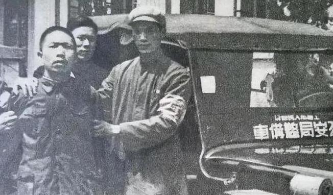 1957年，一名潜伏八年的军统特务，在江西当地混得风生水起，还获评劳动模范。谁也