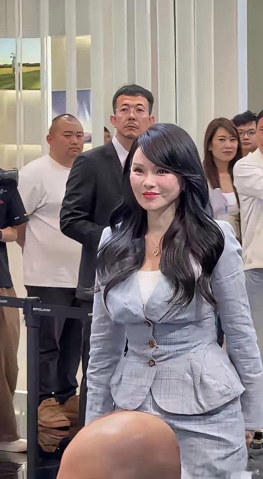 明明脸上没有皱纹，可是还是感觉像大妈，这是为什么呢？