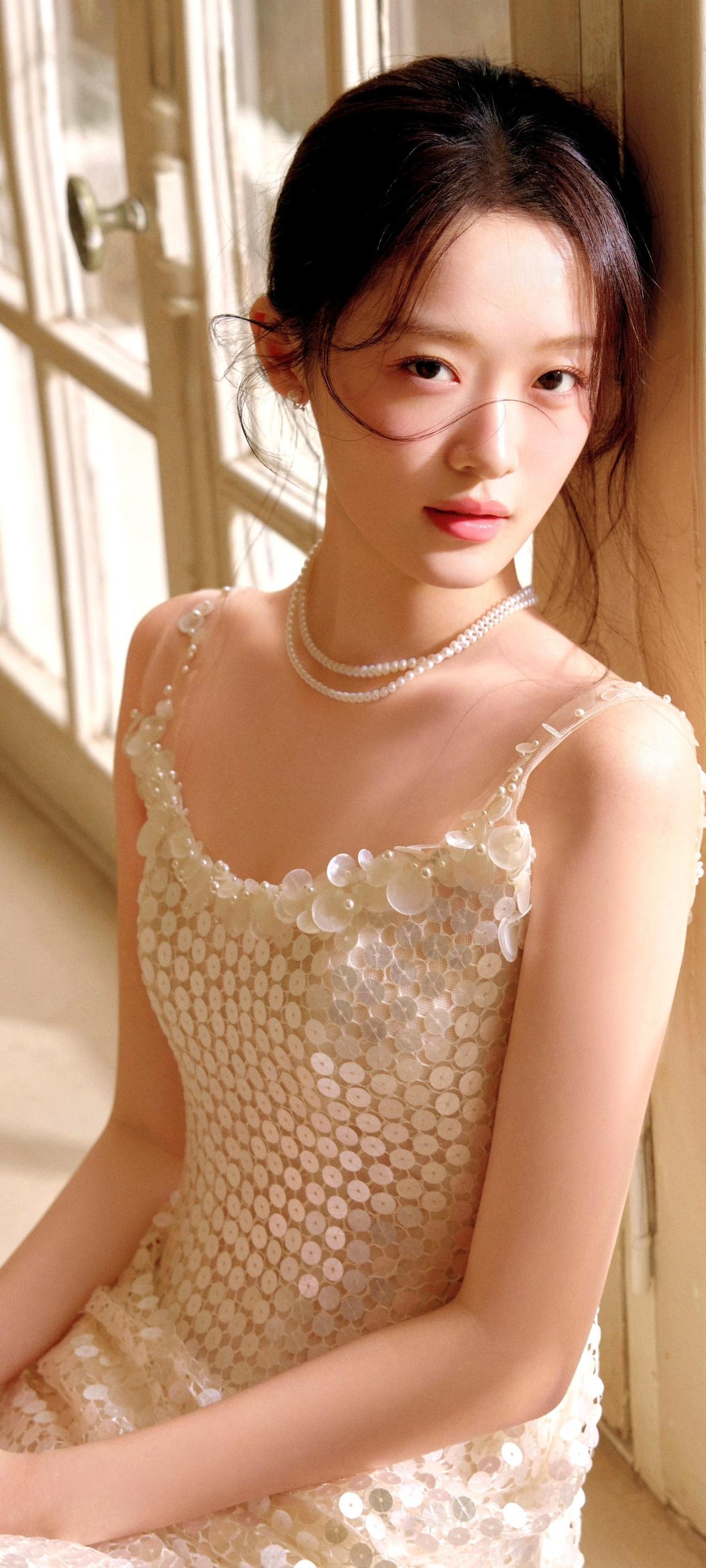 李雨真一袭流光裙美到心巴上✨谁能拒绝李雨真这组氛围感大片啊！香槟色亮片礼裙衬得