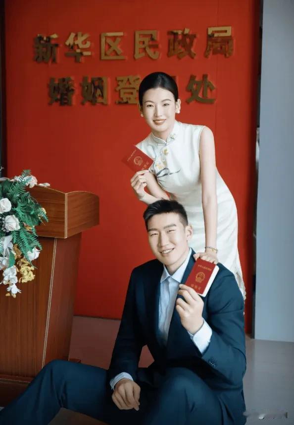 李炎哲要加盟广东男篮？李炎哲抖音发布领证视频，评论区广东球迷留言，下赛季加盟广东