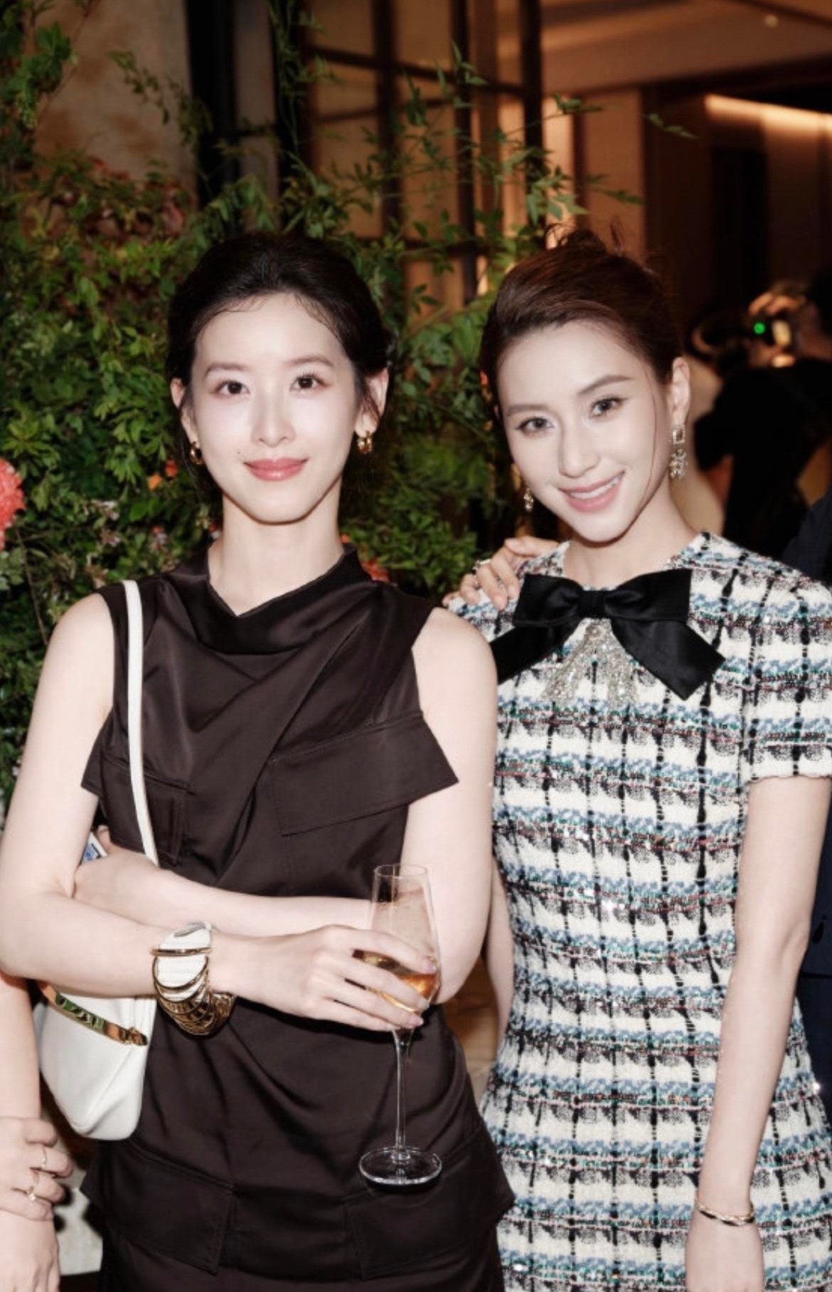 京东老板娘与何超莲晚宴同框章泽天完胜啊！富二代和富一代即视感虽然何超莲也很