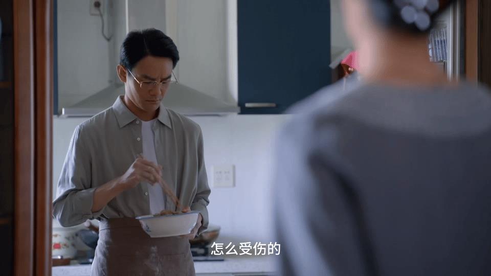 《淬火年代》宋运辉穿着围裙一出场，出得厅堂入得厨房的宋总就深入人心了[呲牙笑]知