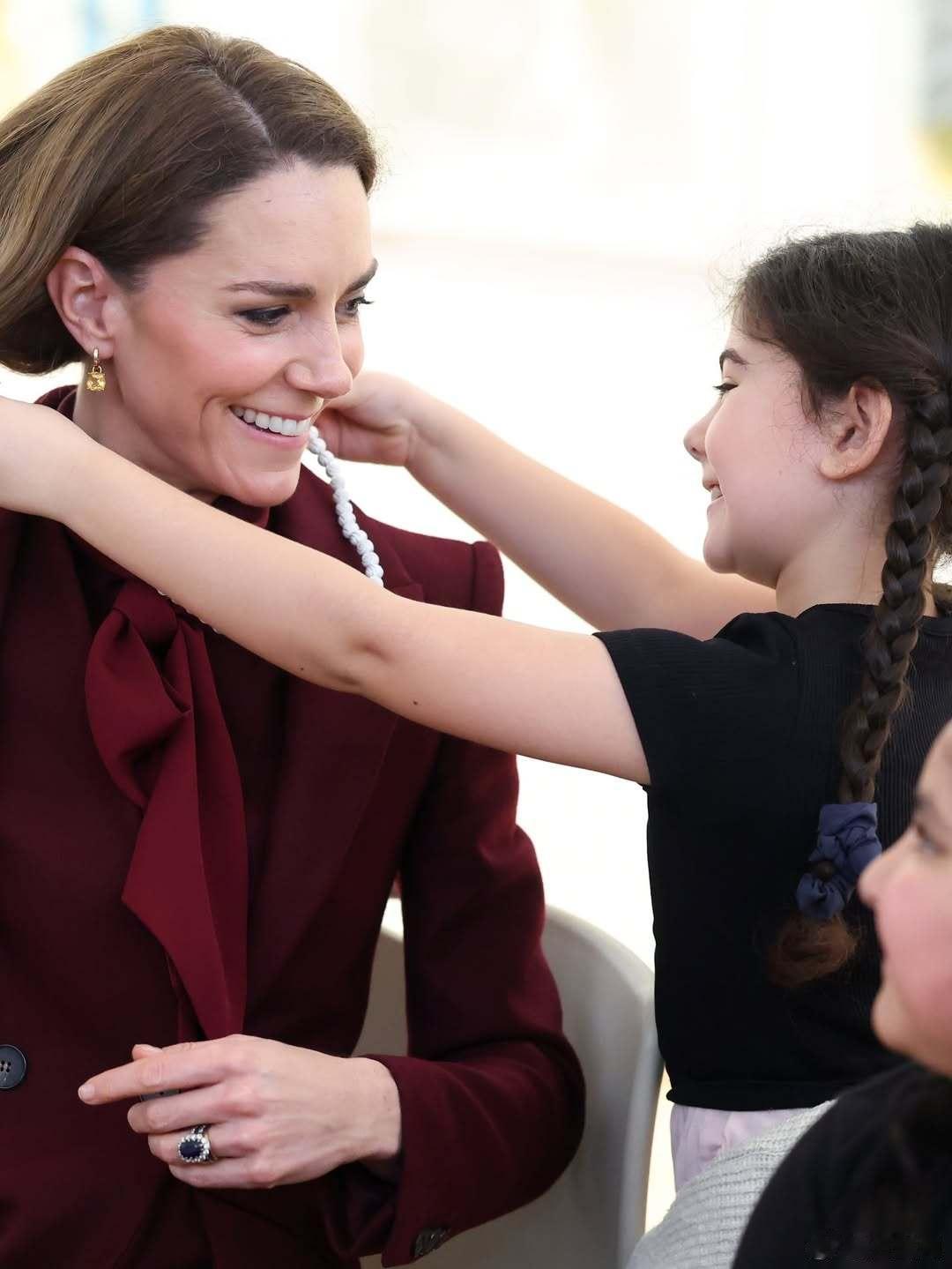 英国王室🇬🇧2月26日，威尔士亲王威廉和王妃凯瑟琳访问威尔士的波伊斯郡，庆