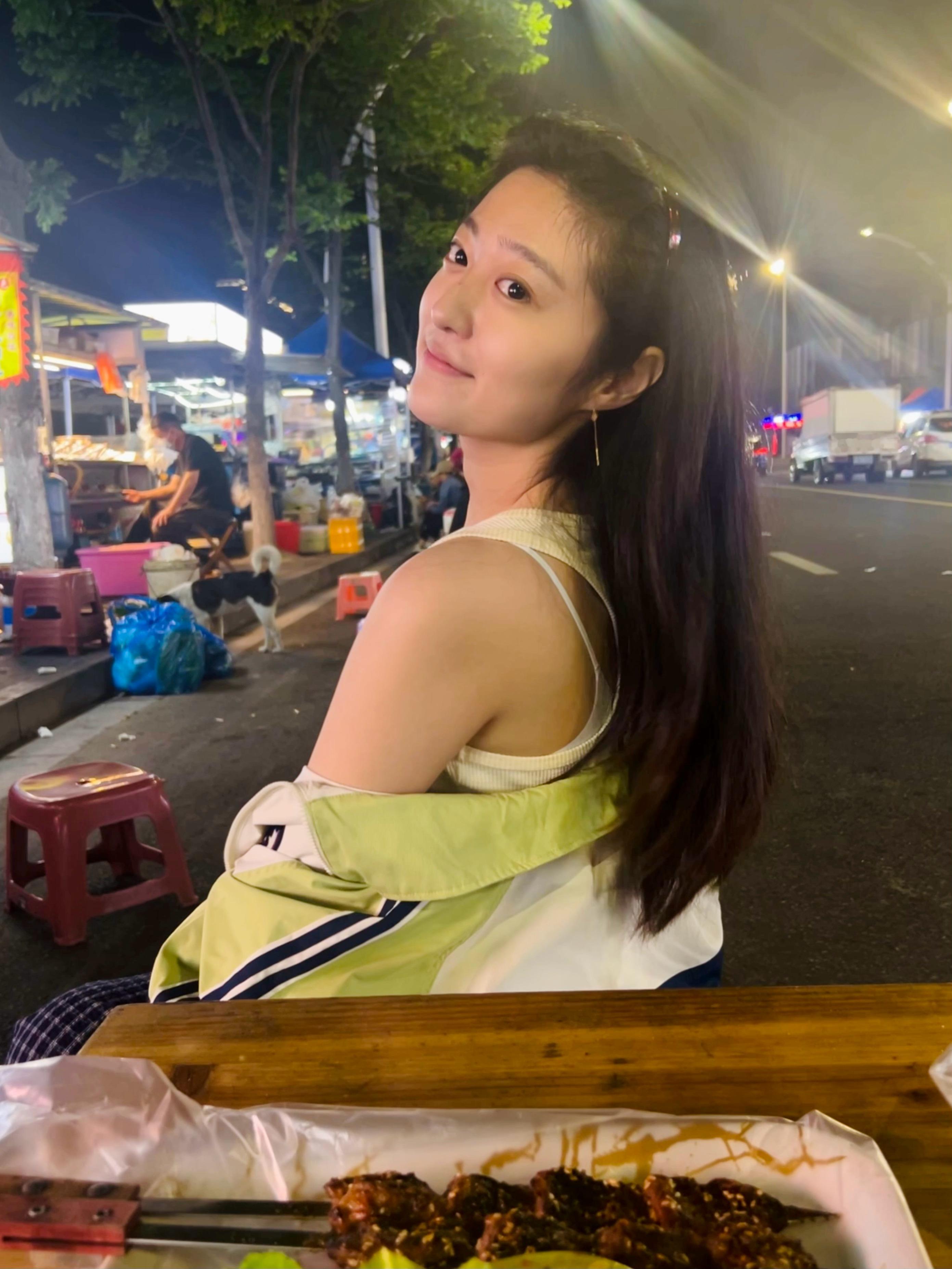 套个外套就下楼，主要是闻了个味儿。​​​