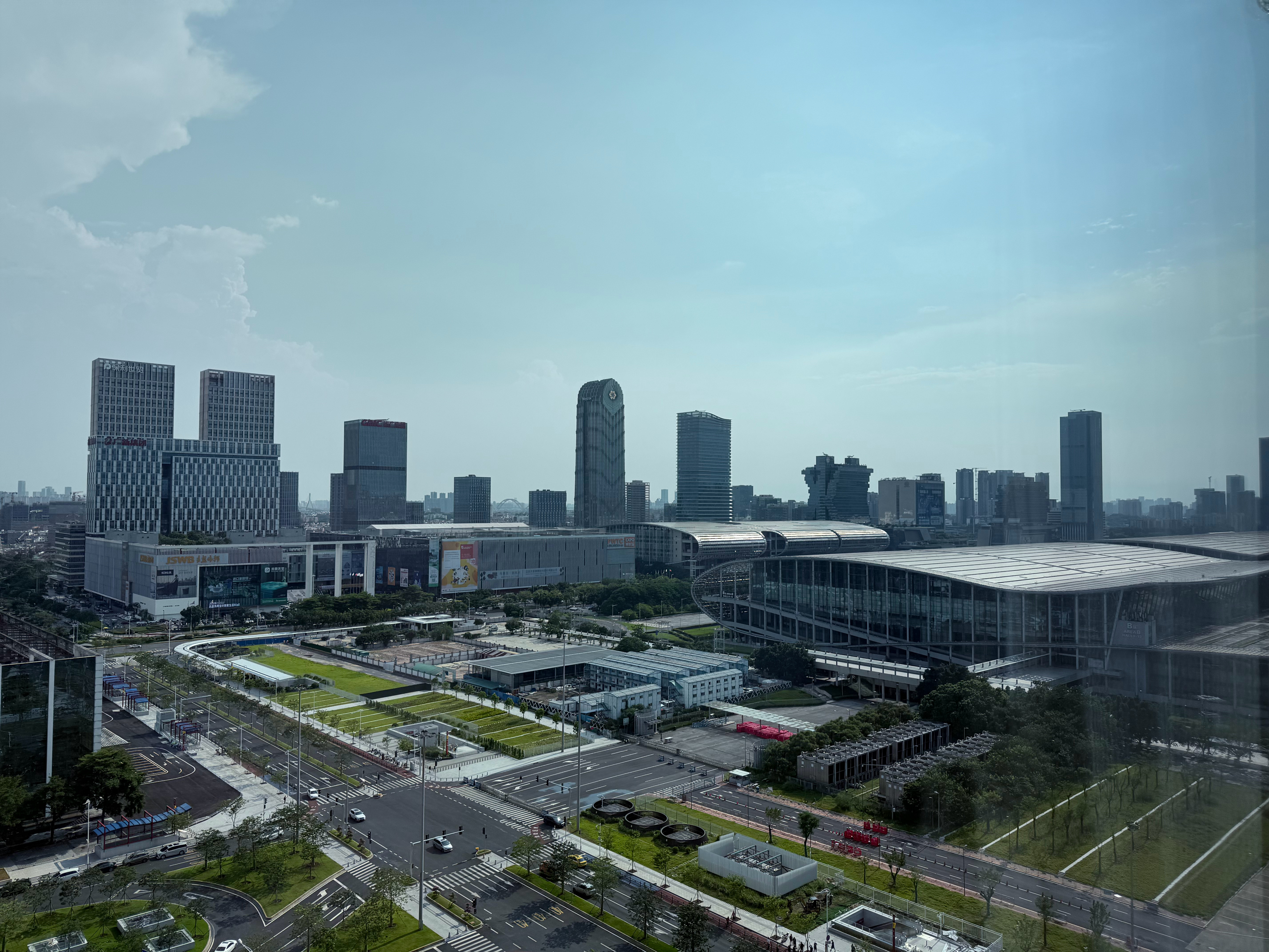 来广州看全新小鹏P7了～这次安排在珠江边上，窗外风景很不错视野很开阔。而且这次的