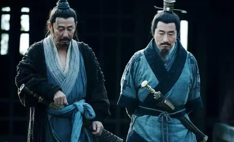 萧何哄骗韩信入宫，导致韩信被吕后所杀。事后，萧何获得刘邦封赏，门客召平说：“我看