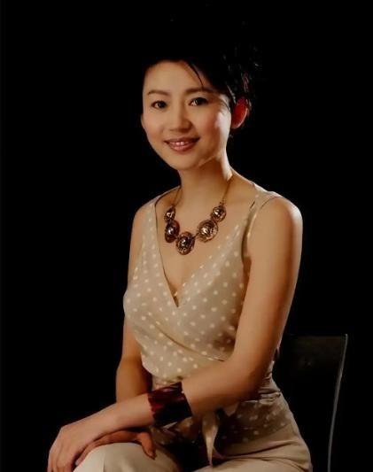 1996年，王小丫和大学老师吕成功结婚了。婚后，吕成功下海经商，王小丫前往北京发