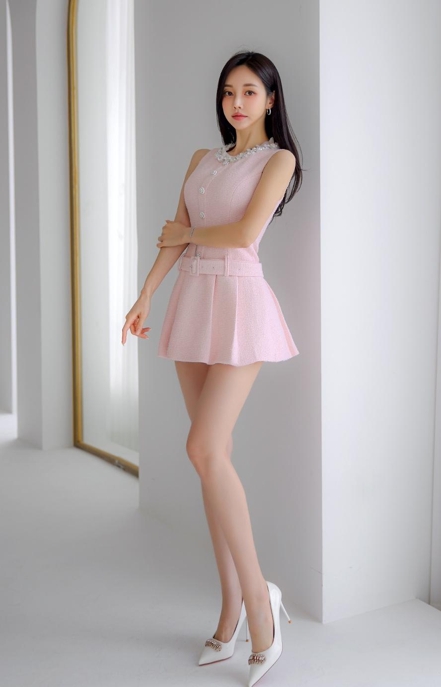 孙允珠的粉色甜美连衣裙简直是yyds！就说她那件浅粉V领连衣裙，穿上直接勾勒出曼