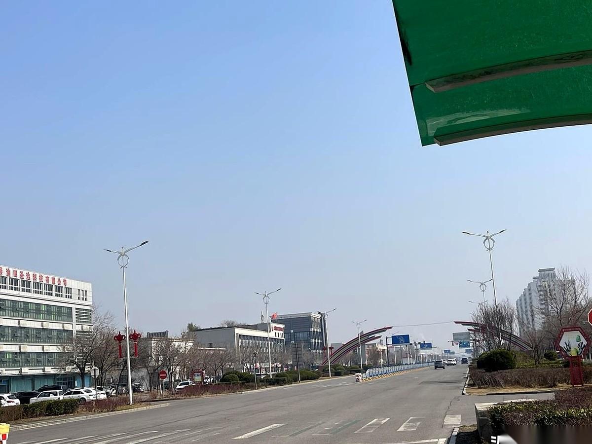 “我交一块钱行吗？”我妈，八十岁，小心翼翼地问公交司机。司机大哥头都没抬，“