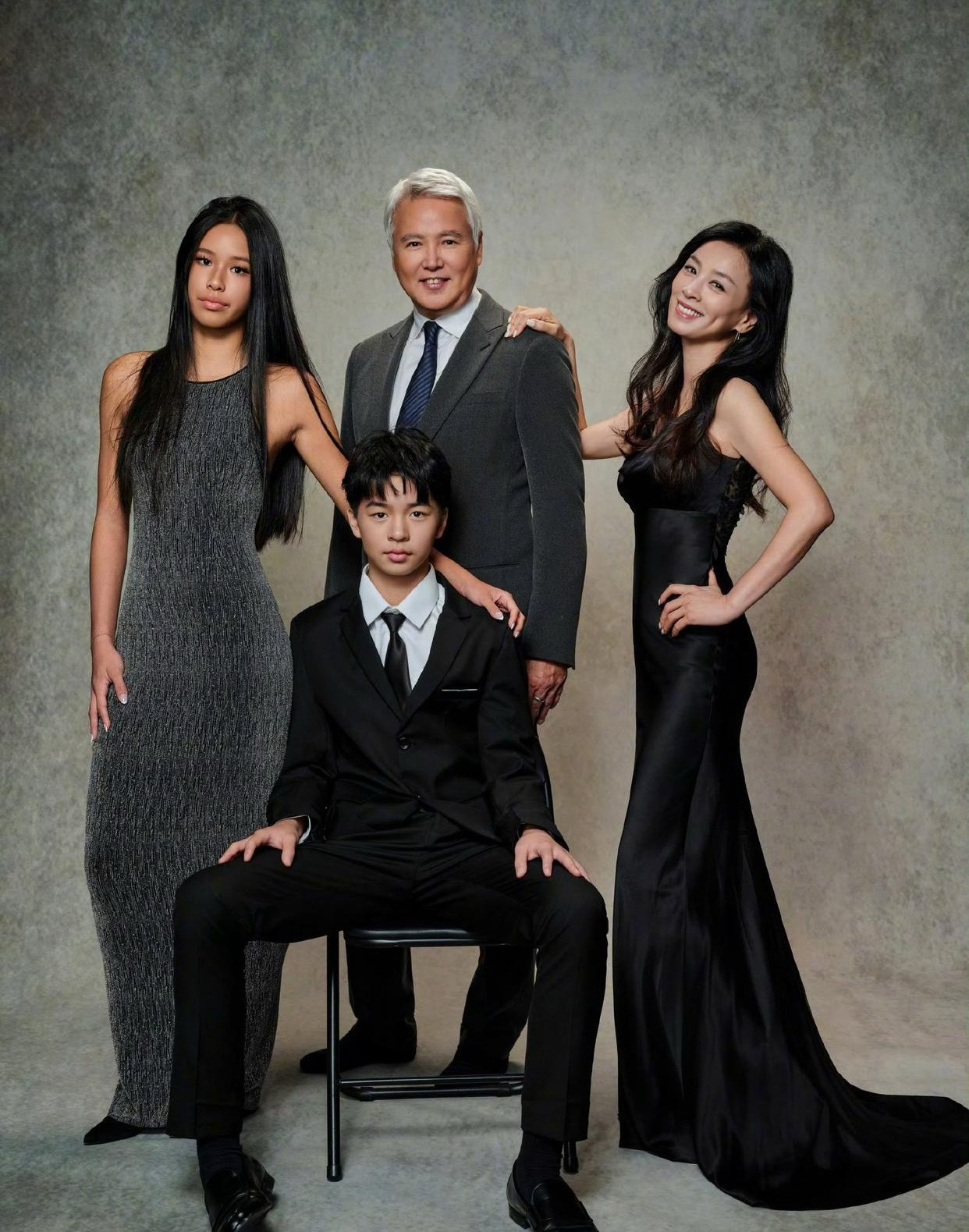 张庭晒全家福，感叹儿女都长大了，女儿像爸爸长得一言难尽，儿子长得像妈妈很是帅气。