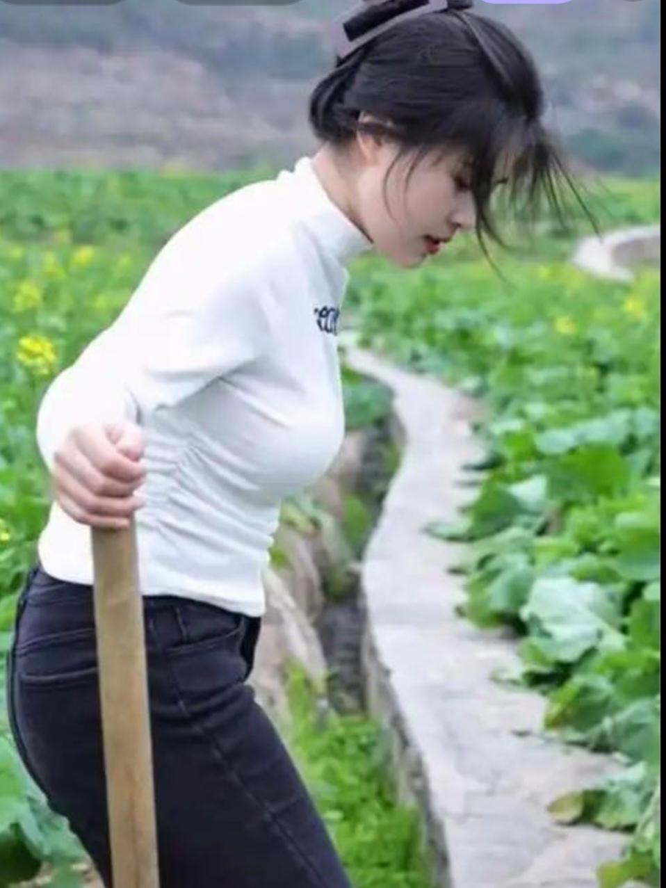 我邻居华大嫂的媳妇是出了名的醋坛子，心眼儿比针还小！有一次，她竟被自己的小儿子给