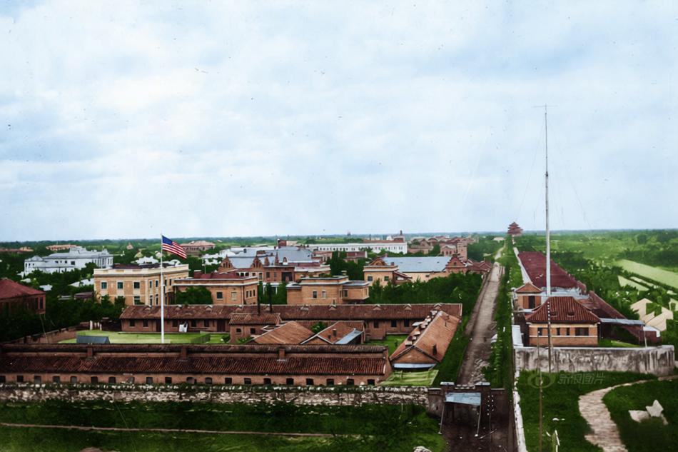 这张照片拍摄于20世纪20年代，北京东交民巷使馆区内美国公使馆及其兵营的鸟瞰图。