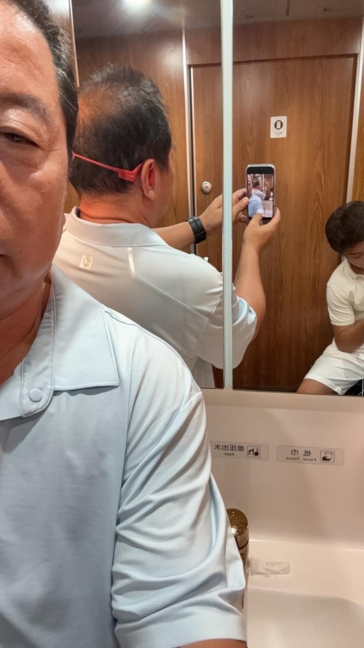 我六十二岁，台风“白海豚”让在高铁上，从北京站到上海。我的行程安排得很满，昨天