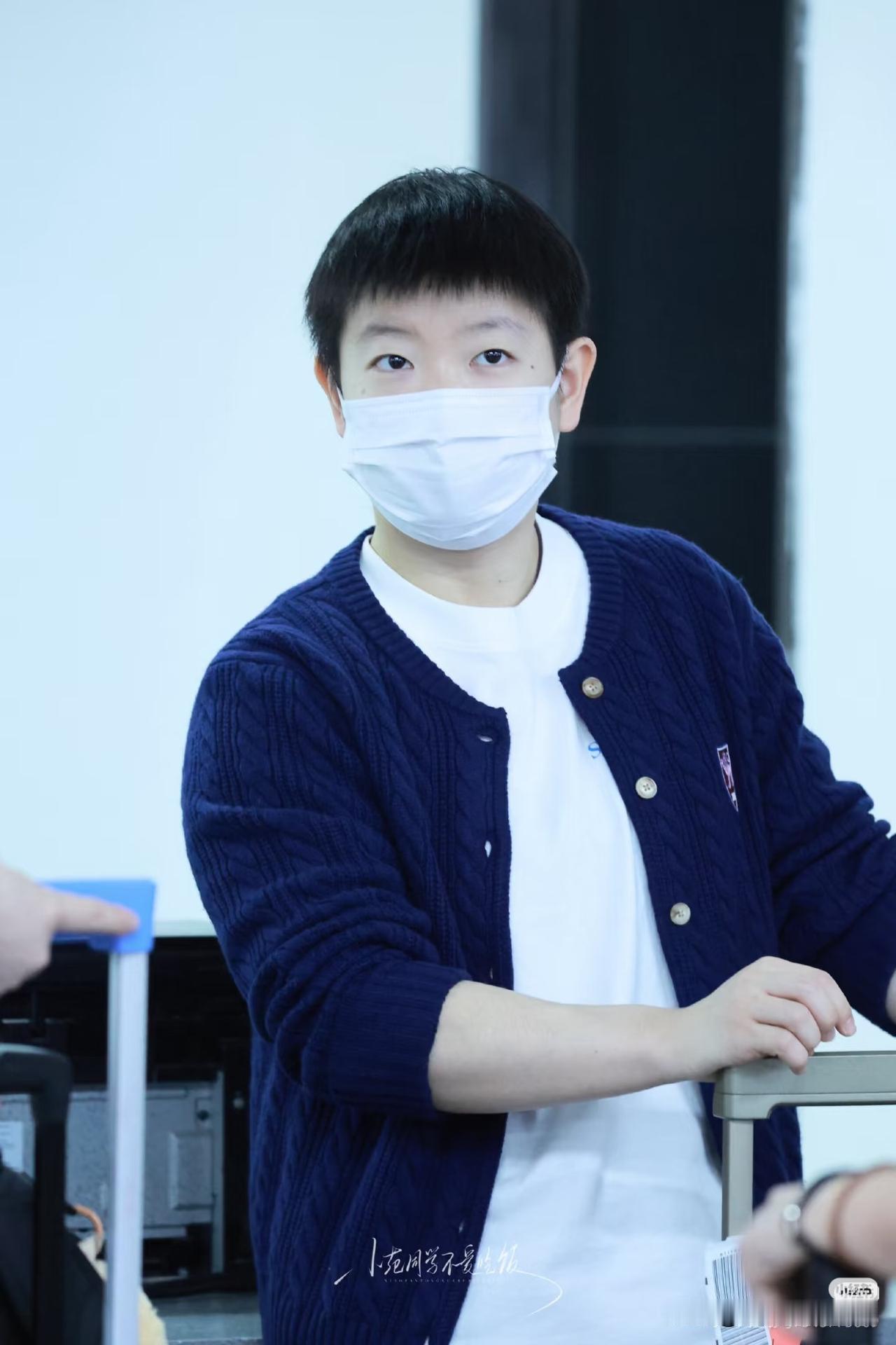 两个都好帅啊，而且两人都是学院风啊。莎莎今天出发海口，一改平时运动风穿着，尝试