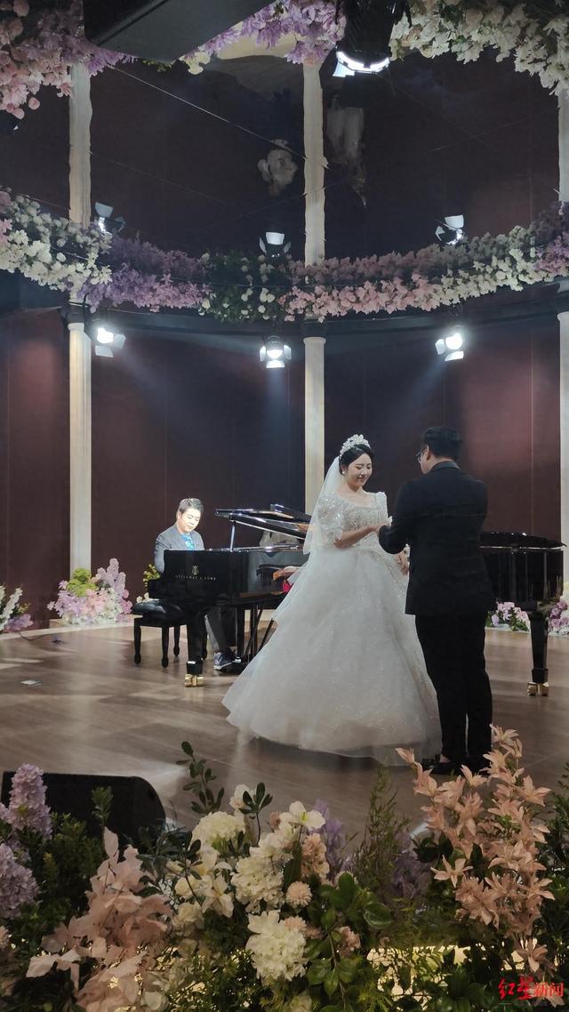 郎朗闪现成都新人婚礼现场<em>演奏</em>:喜欢成都的活力与创新