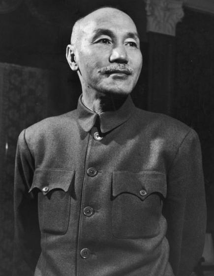 蒋介石活到八十八岁高龄，烟不沾、酒不碰，就连茶和咖啡也从不入口，陪他走过大半辈子