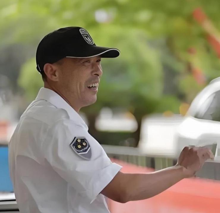 2018年，南昌1保安上班喝了点酒被物业开除。谁料，消息刚传出，小区1000多户