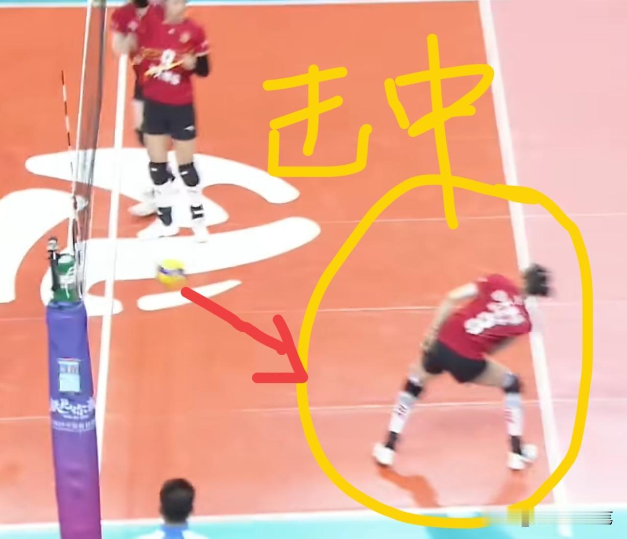 看，吴梦洁被排球砸得东倒西歪，真是个坚强乐观的女孩[赞]原来防守时，吴梦洁一不