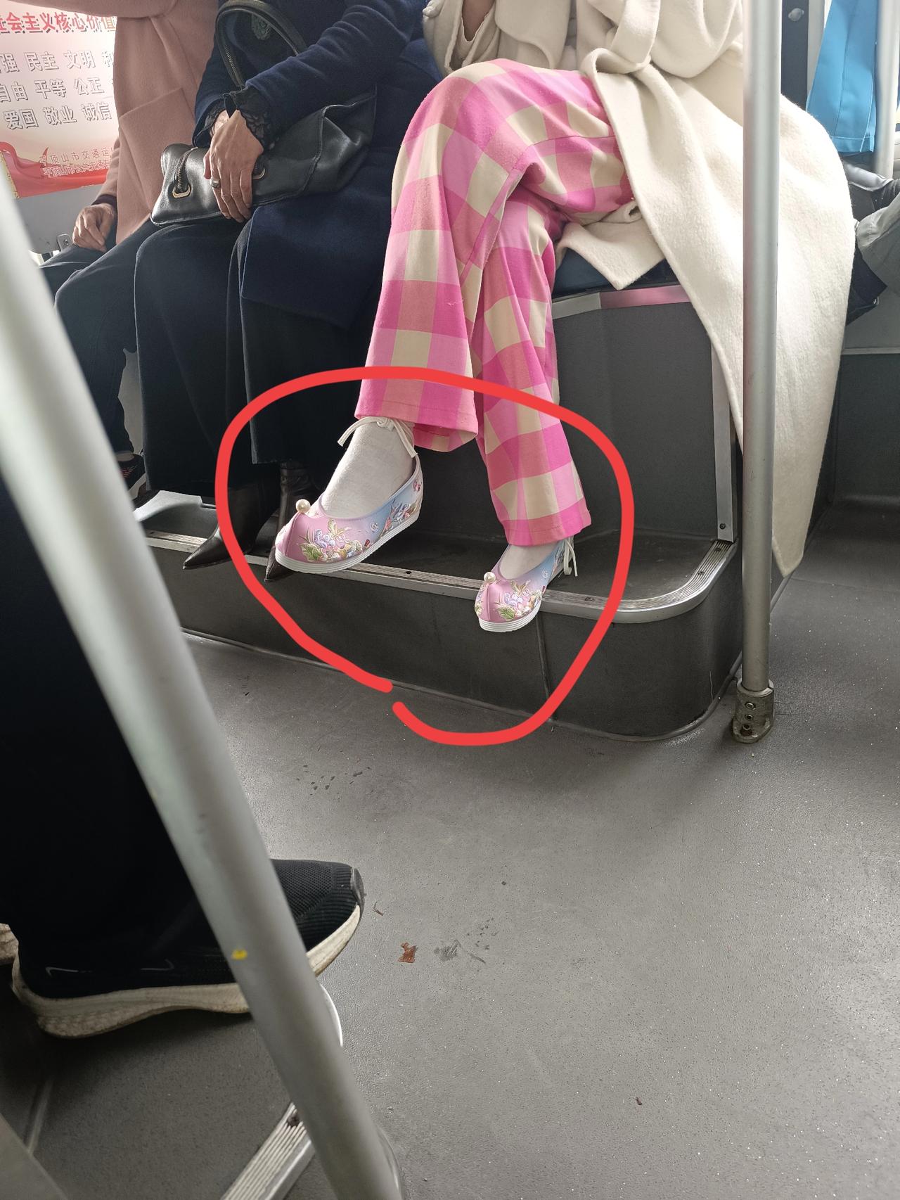 今天在公交车上，看到一个年轻女子，穿了一双这样的鞋，感到不可思议，这种鞋是活人穿