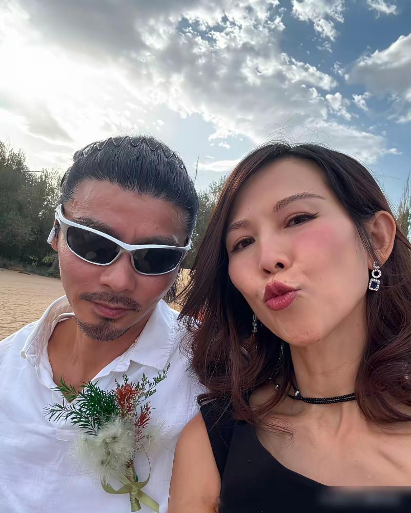 蔡少芬一条微博，把娱乐圈那点塑料情撕了个干净。9月17日，白举纲在敦煌大漠补办婚