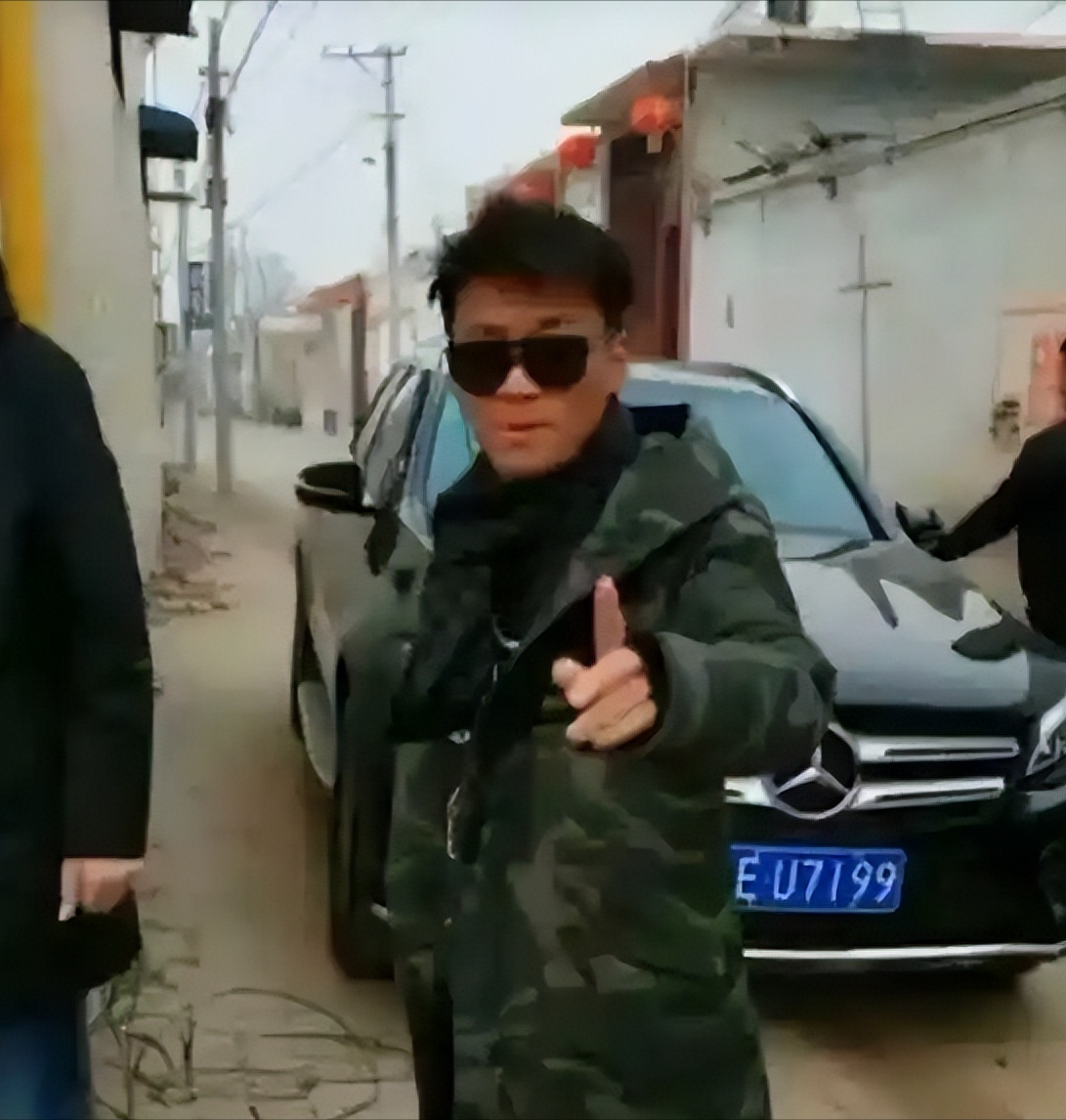 王宝强开着300万的大奔回村过年，看到村口的牌坊上写着“王宝强家乡”，王宝强很不