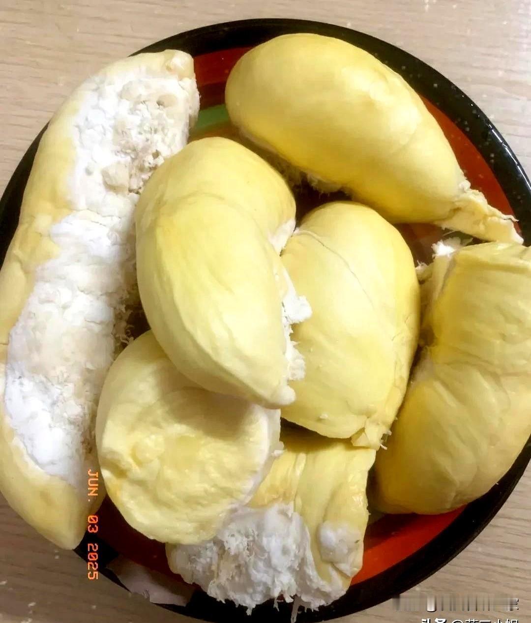 今天捡到大便宜了！吃了一次免费的榴莲。刚才邻居敲我门，问我要不要吃榴莲？