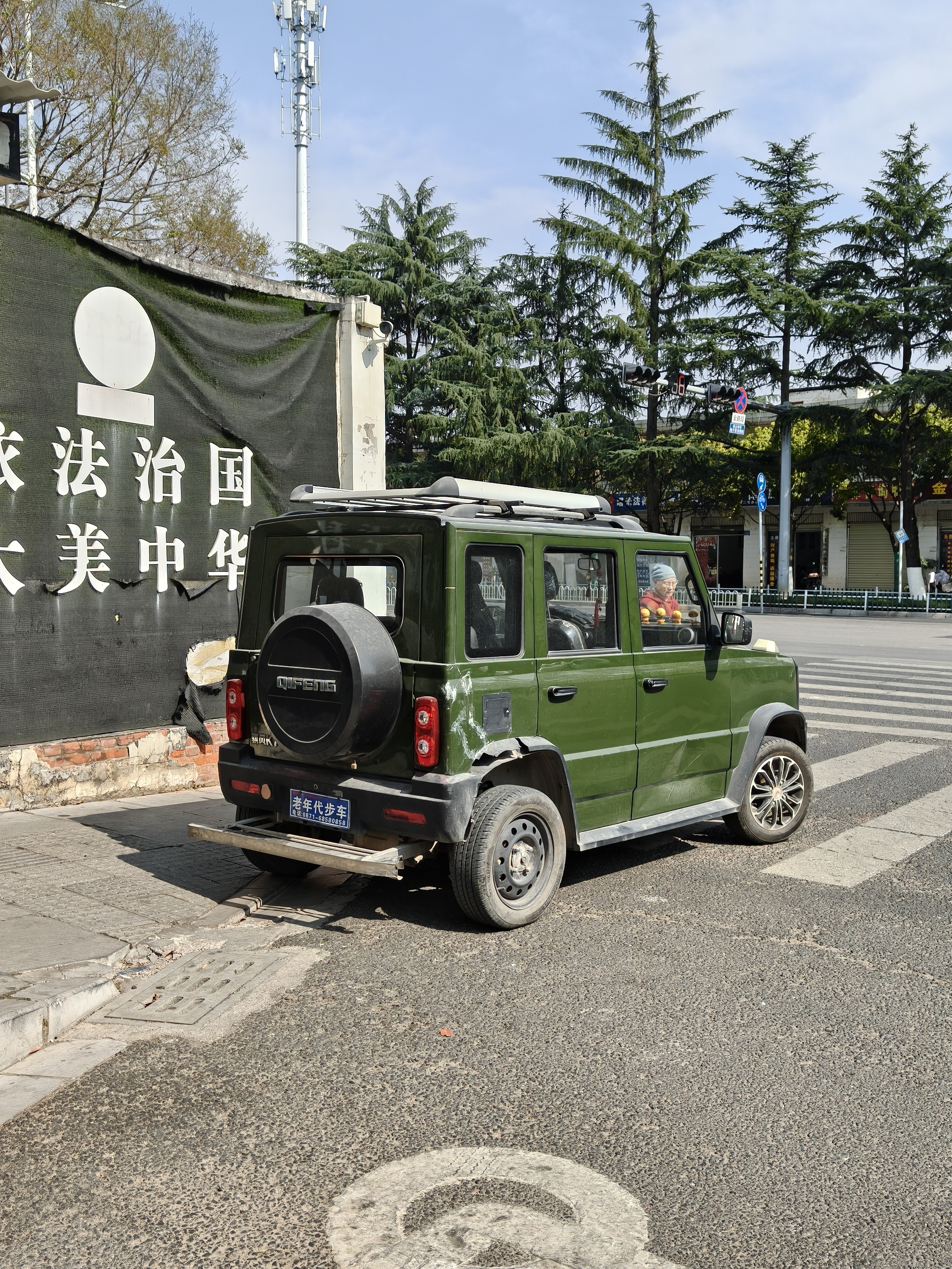 这样明目张胆违停，你管得了吗？嘿嘿，你管不了哈