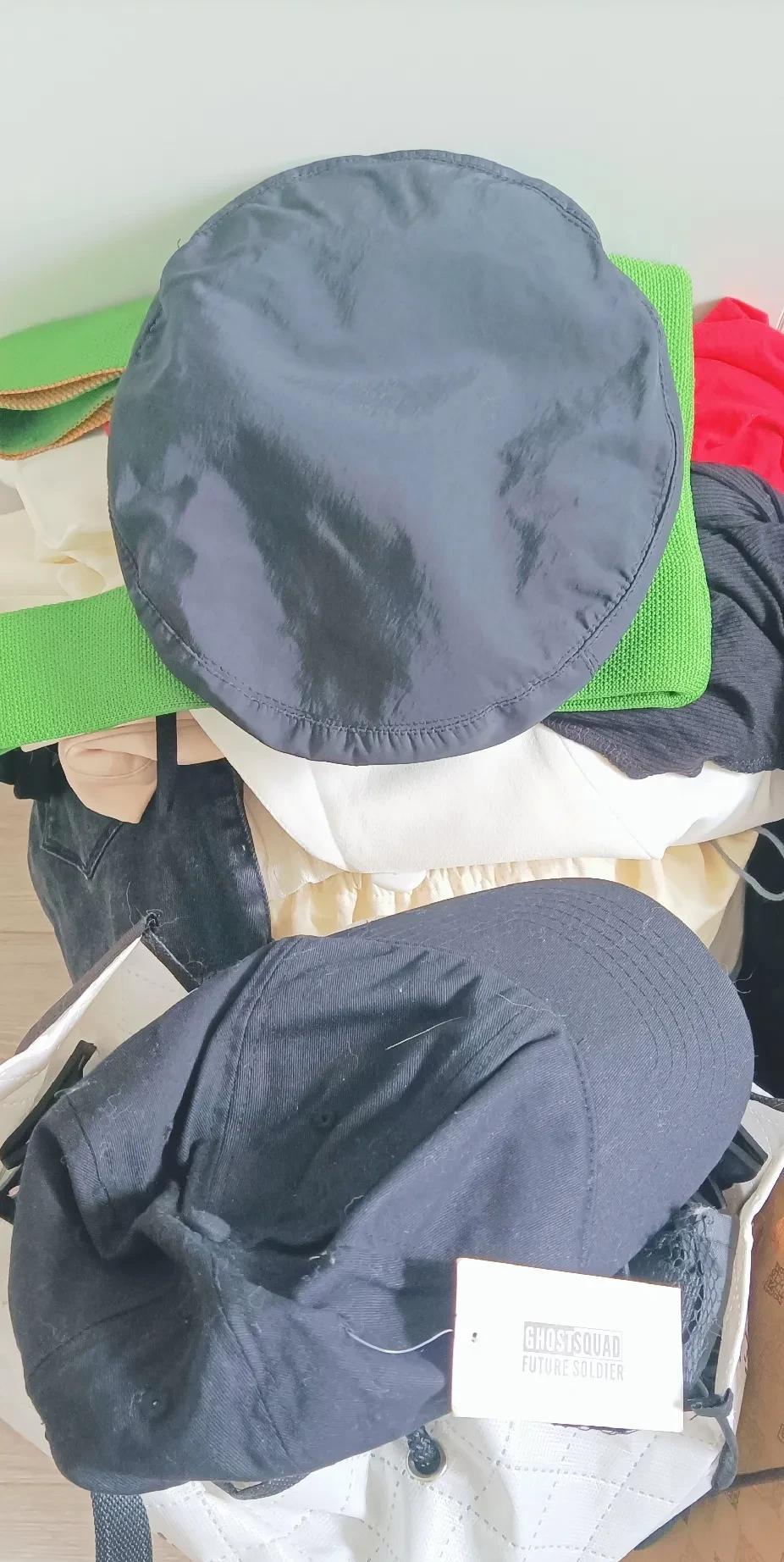 女儿得知侄女放假了，又装了满满两大袋新衣服，给侄女送去。她俩年龄相差10岁，侄