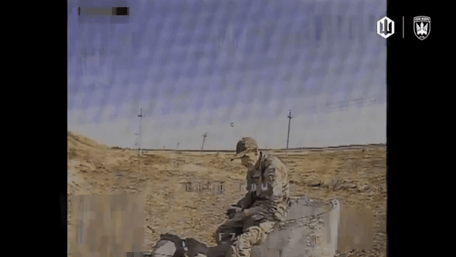 一名俄罗斯士兵只能听天由命，坐在那里静静地等待接他的俄罗斯汽车或要他命的乌克兰自