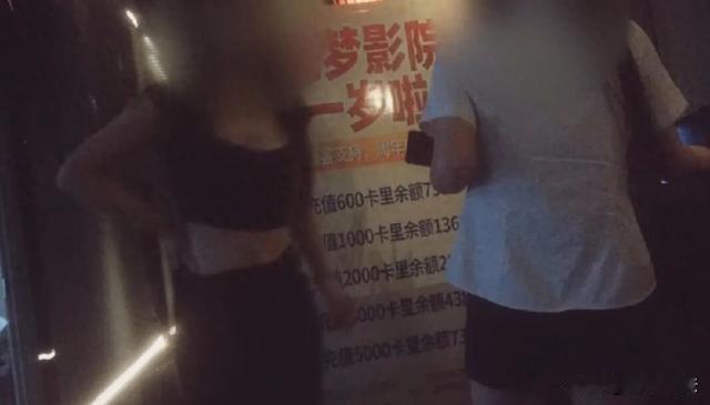 西安，私人影院不仅可以看电影，还可以过夜，还可以提供个性化服务，诸如女孩子“清凉